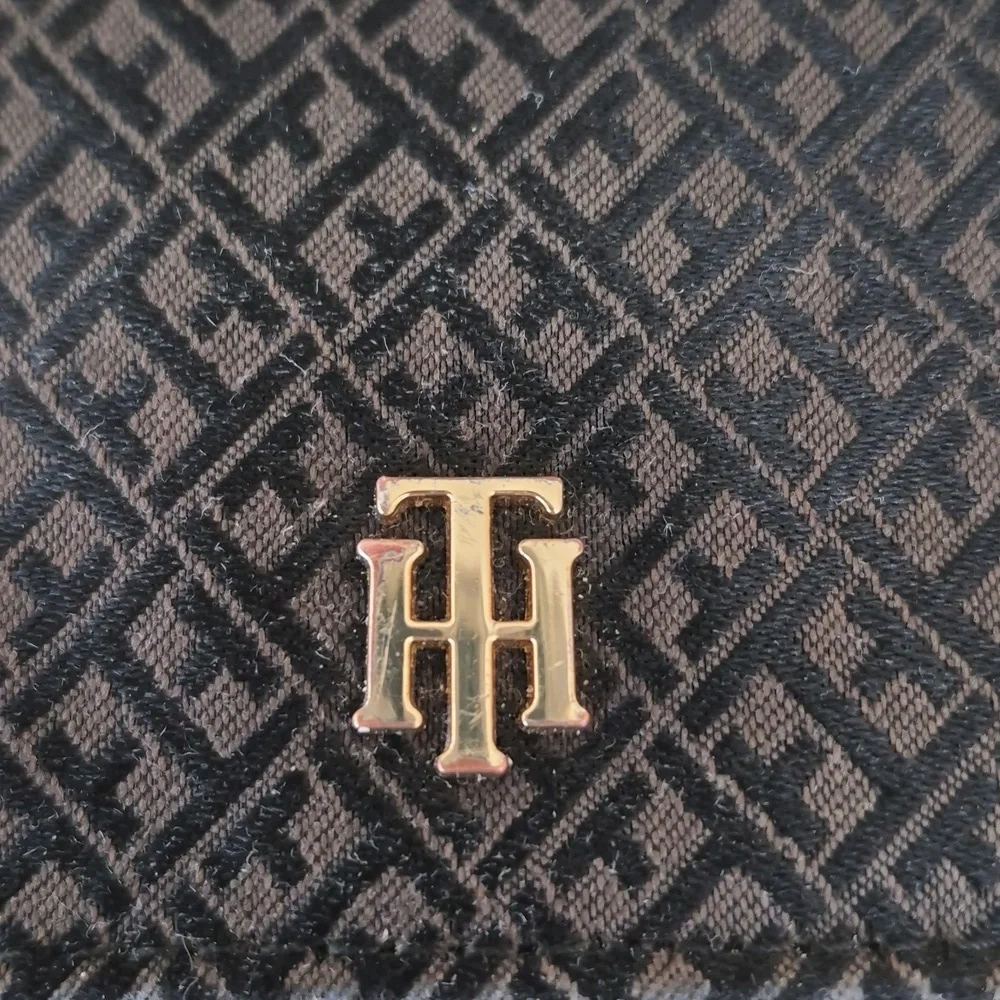 Tommy Hilfiger Signature Logo Black/Taupe Crossbody Wallet Shoulder Bag